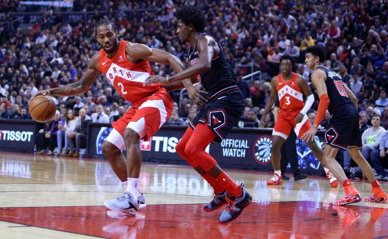  Kawhi Leonard #2 of Toronto Raptors dribbles ball as Justin Holiday #7 of Chicago Bulls defends during NBA game on December 30, 2018 in Toronto