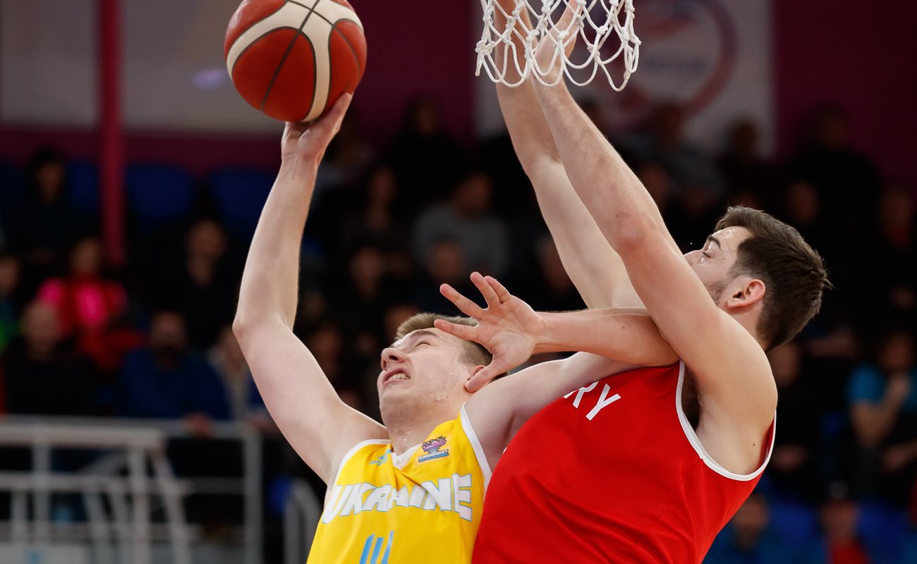 Serhii Pavlov attacks the basket fouled by opponent